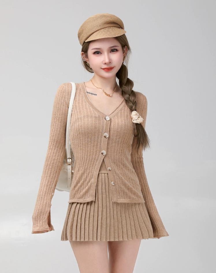 beige pleats trend set up DL1187